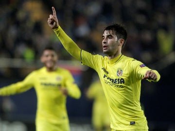 Trigueros celebrando su gol