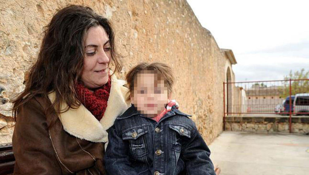La madre de Nadia, Marga Grau, junto a la pequeña
