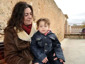 La madre de Nadia, Marga Grau, junto a la pequeña La madre de Nadia, Marga Grau, junto a la pequeña