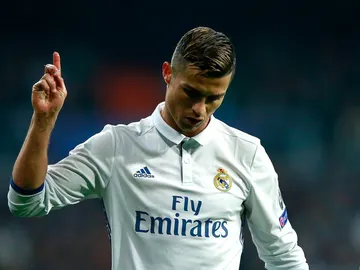 Cristiano Ronaldo niega con el dedo durante el partido contra el Dortmund Cristiano Ronaldo niega con el dedo durante el partido contra el Dortmund