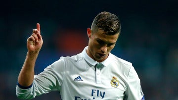 Cristiano Ronaldo niega con el dedo durante el partido contra el Dortmund