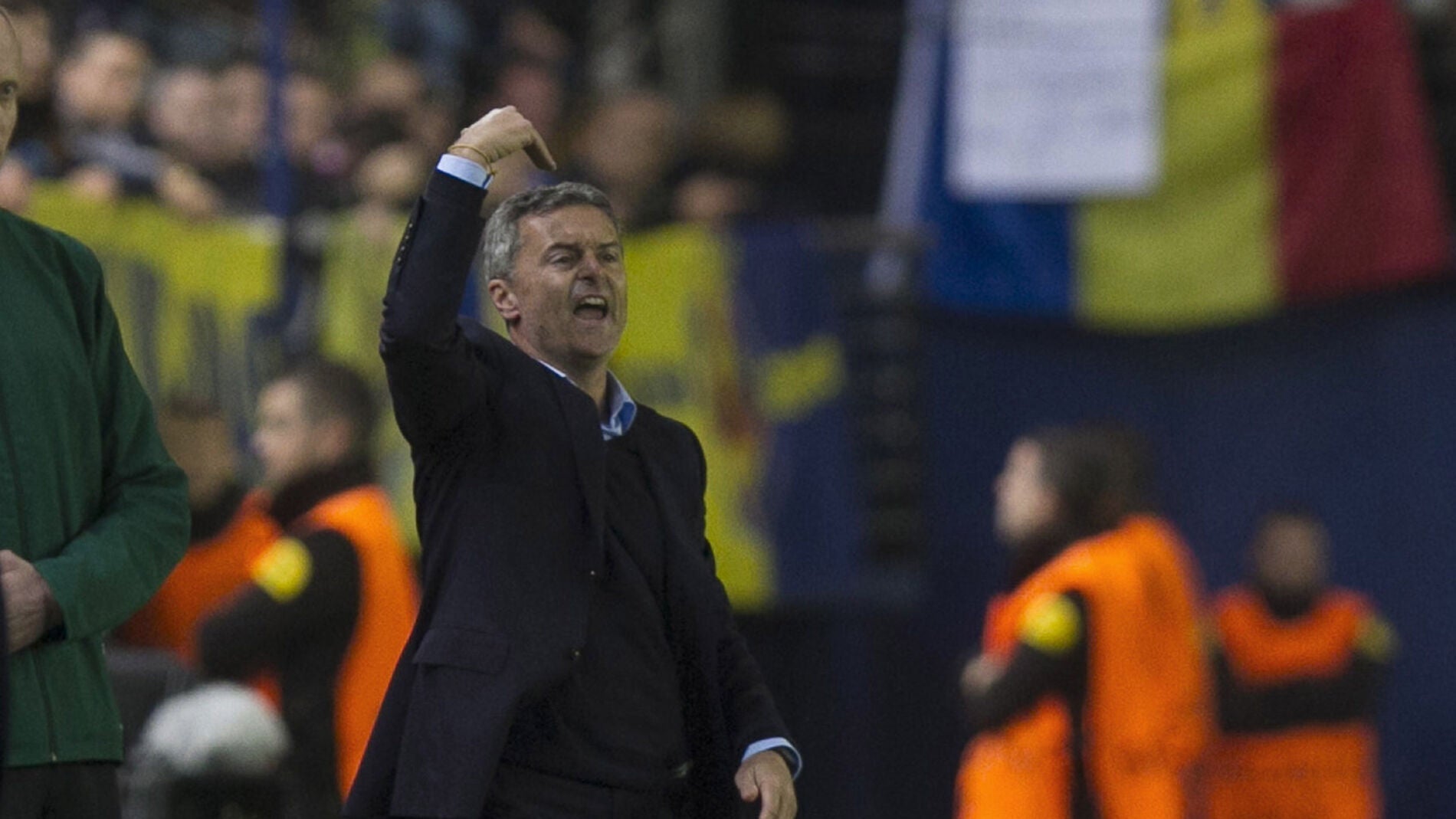 Fran Escrib&aacute; dando instrucciones a sus jugadores