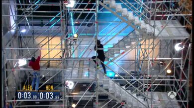 ¿Se sube antes escalando por la torre o por las escaleras?