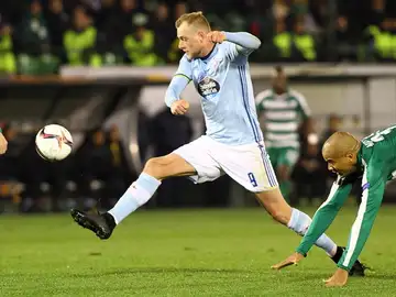 John Guidetti lucha por un balón con Rodrigo Moledo. John Guidetti lucha por un balón con Rodrigo Moledo.