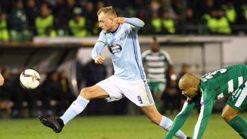 John Guidetti lucha por un balón con Rodrigo Moledo.