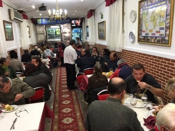 Personas sin hogar cenan en el restaurante solidario del padre Ángel