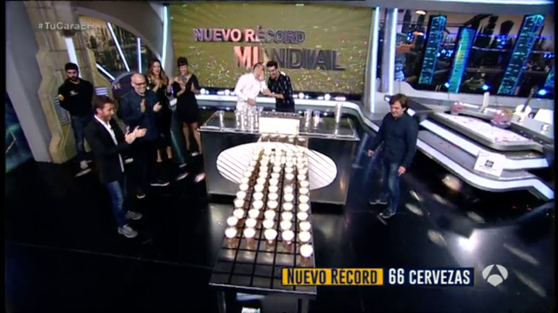 Frame 187.63829 de: Marron bate el r&Atilde;&copy;cord mundial de servir ca&Atilde;&plusmn;as de cerveza