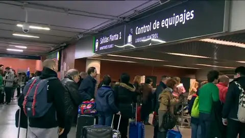 Frame 0.963623 de: Retrasos de hasta hora y media en los AVE desde Atocha por una avería de electrificación Frame 0.963623 de: Retrasos de hasta hora y media en los AVE desde Atocha por una avería de electrificación
