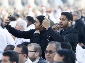 Dos sacerdotes se hacen un selfie Dos sacerdotes se hacen un selfie