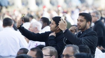 Dos sacerdotes se hacen un selfie