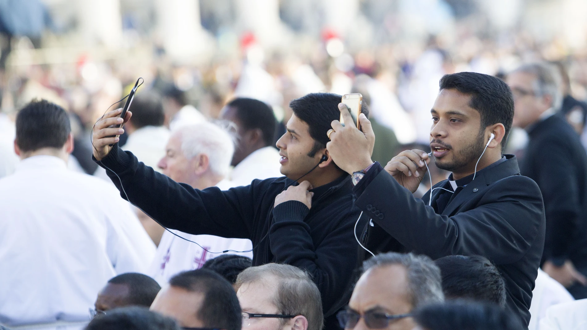 Dos sacerdotes se hacen un selfie Dos sacerdotes se hacen un selfie