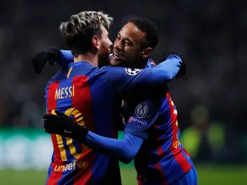 Neymar y Messi abrazándose en un partido Neymar y Messi abrazándose en un partido