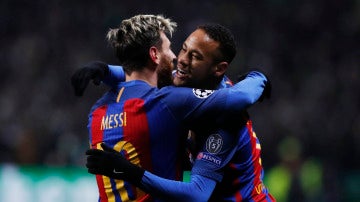 Neymar y Messi abrazándose en un partido