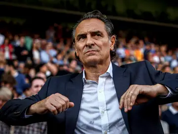 Cesare Prandelli, durante un encuentro con el Valencia Cesare Prandelli, durante un encuentro con el Valencia
