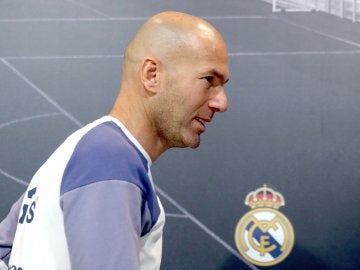 Zinedine Zidane sale de la sala de prensa Zinedine Zidane sale de la sala de prensa