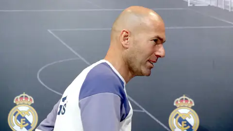 Zinedine Zidane sale de la sala de prensa Zinedine Zidane sale de la sala de prensa