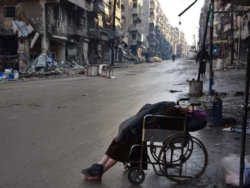 Sabah, una anciana en silla de ruedas que falleció esta semana en mitad de la calle en Alepo Sabah, una anciana en silla de ruedas que falleció esta semana en mitad de la calle en Alepo
