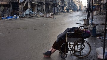 Sabah, una anciana en silla de ruedas que falleció esta semana en mitad de la calle en Alepo