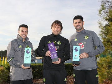 Diego Costa, Antonio Conte y Pedro posando con sus trofeos