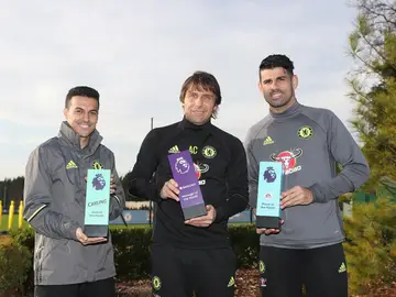 Diego Costa, Antonio Conte y Pedro posando con sus trofeos Diego Costa, Antonio Conte y Pedro posando con sus trofeos