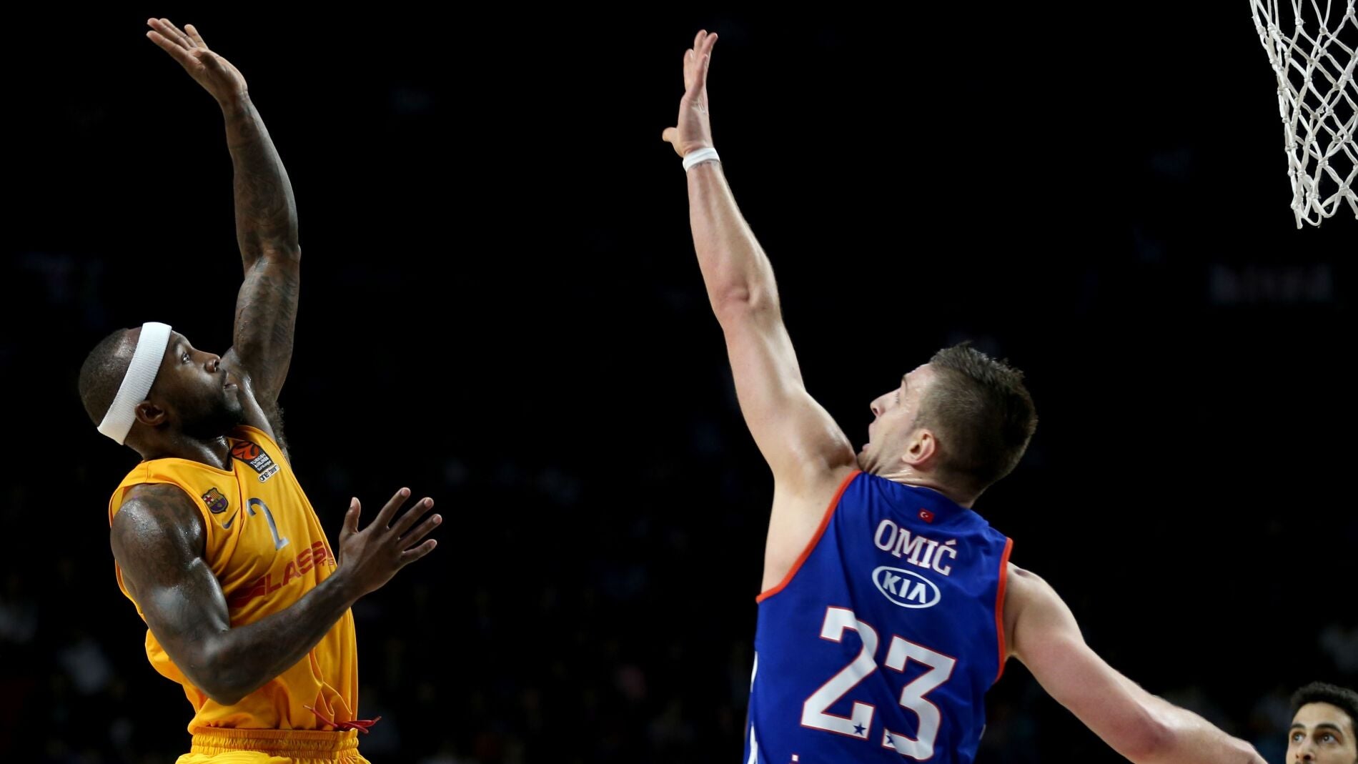 Rice lanzando a canasta frente a Omic