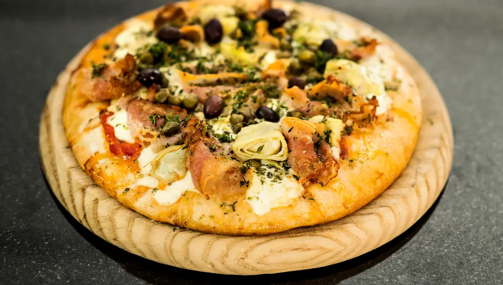 Pizza con chorizo criollo, alcachofas y papada Pizza con chorizo criollo, alcachofas y papada
