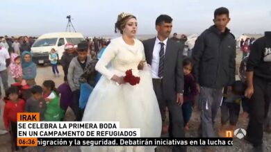 Una pareja de celebra su boda en un campo de refugiados de Irak