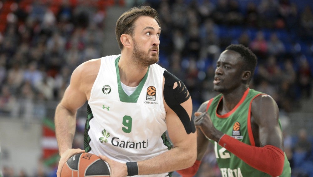 Semih Erden defendiendo un balón