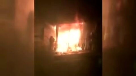 Frame 7.700035 de: Los bomberos rescatan del balc&oacute;n a dos ancianos rodeados por un incendio