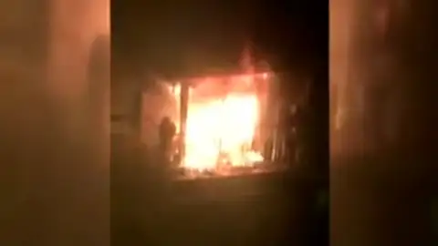 Frame 7.700035 de: Los bomberos rescatan del balcón a dos ancianos rodeados por un incendio Frame 7.700035 de: Los bomberos rescatan del balcón a dos ancianos rodeados por un incendio