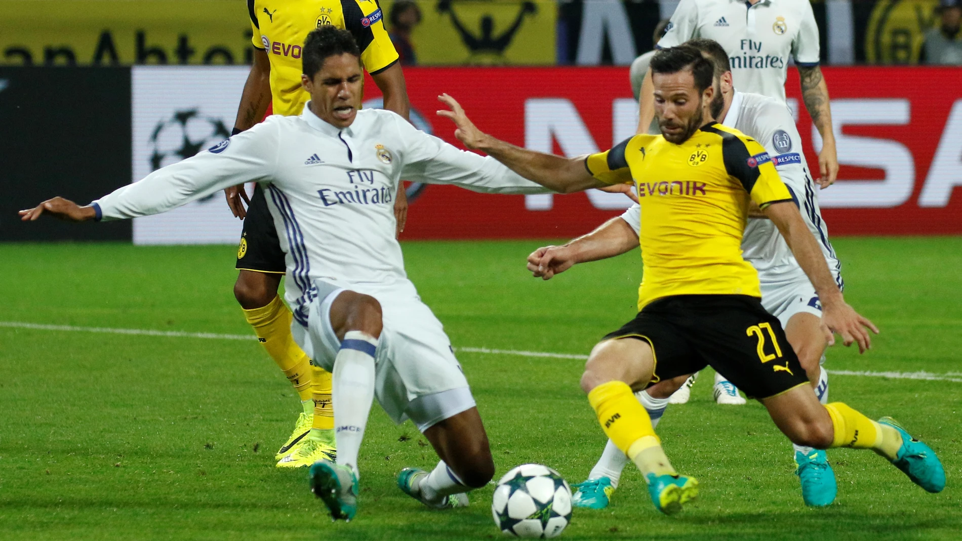 Raphael Varane, jugando contra el Borussia Dortmund