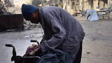 La anciana se encontraba muy débil por la falta de alimentos y medicinas La anciana se encontraba muy débil por la falta de alimentos y medicinas