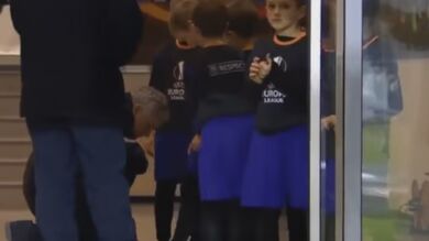 Mourinho muestra su lado más amable firmando las botas de unos niños antes del partido de la Europa League