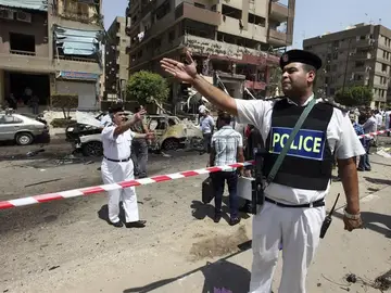 La Policía inspecciona el lugar donde un artefacto ha estallado en El Cairo La Policía inspecciona el lugar donde un artefacto ha estallado en El Cairo