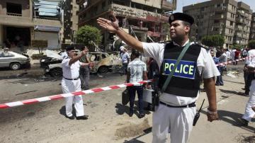 La Policía inspecciona el lugar donde un artefacto ha estallado en El Cairo 