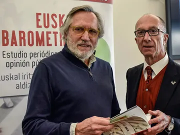 El director del Euskobarómetro, Francisco Llera, junto al vicerrector en funciones del Campus de Vizcaya de la Universidad del País Vasco, Carmelo Garitaonandia El director del Euskobarómetro, Francisco Llera, junto al vicerrector en funciones del Campus de Vizcaya de la Universidad del País Vasco, Carmelo Garitaonandia