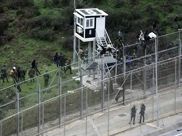 Ceuta registra uno de los saltos más masivos al entrar más de 250 inmigrantes Ceuta registra uno de los saltos más masivos al entrar más de 250 inmigrantes