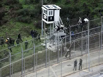 Ceuta registra uno de los saltos más masivos al entrar más de 250 inmigrantes Ceuta registra uno de los saltos más masivos al entrar más de 250 inmigrantes