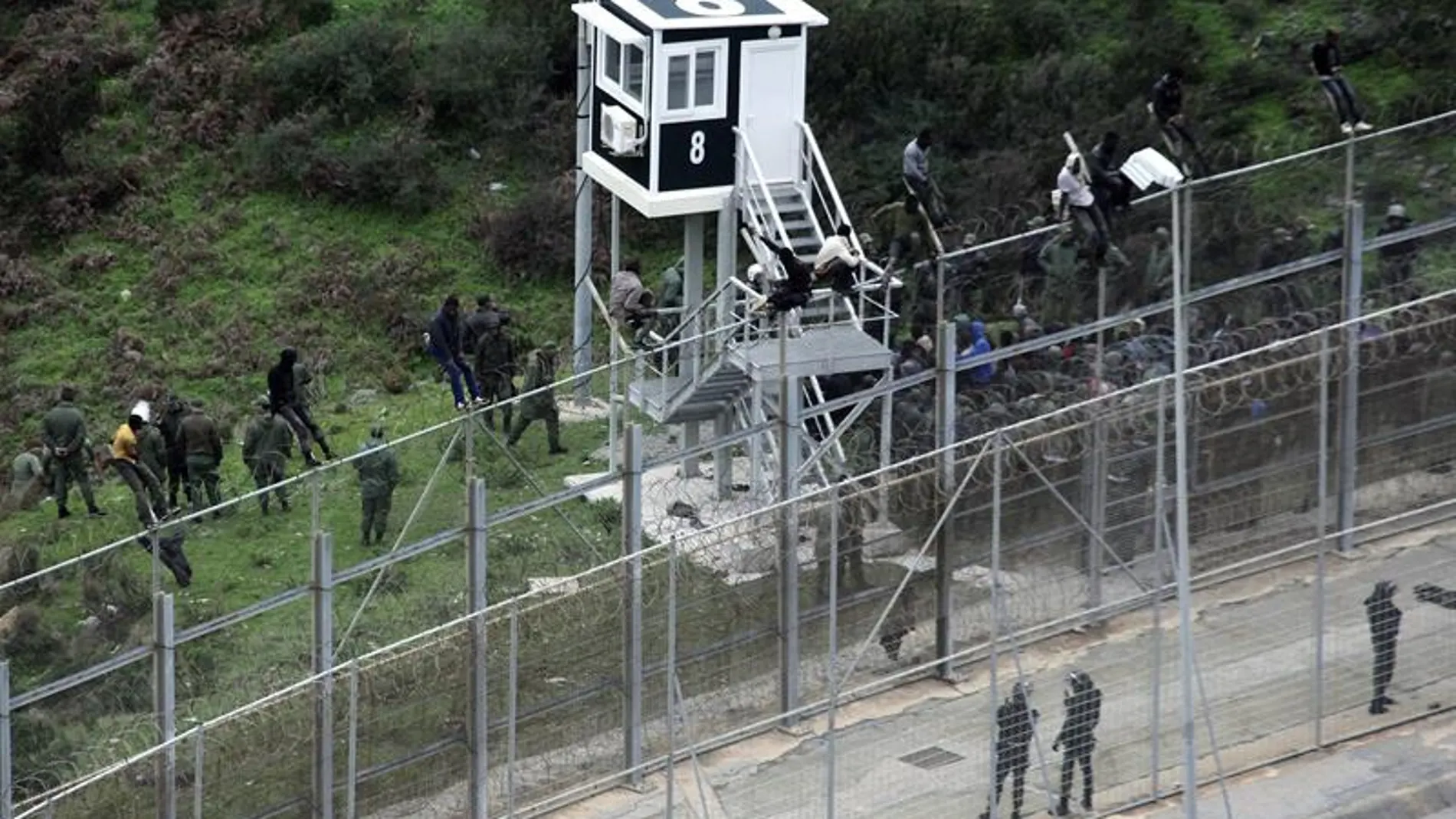 Ceuta registra uno de los saltos más masivos al entrar más de 250 inmigrantes Ceuta registra uno de los saltos más masivos al entrar más de 250 inmigrantes