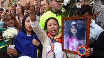 Una mujer sostiene una fotografía de la pequeña asesinada Yuliana Andrea Sambon