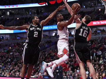 Dwyane Wade entra a canasta ante la defensa de Leonard y Pau Gasol Dwyane Wade entra a canasta ante la defensa de Leonard y Pau Gasol