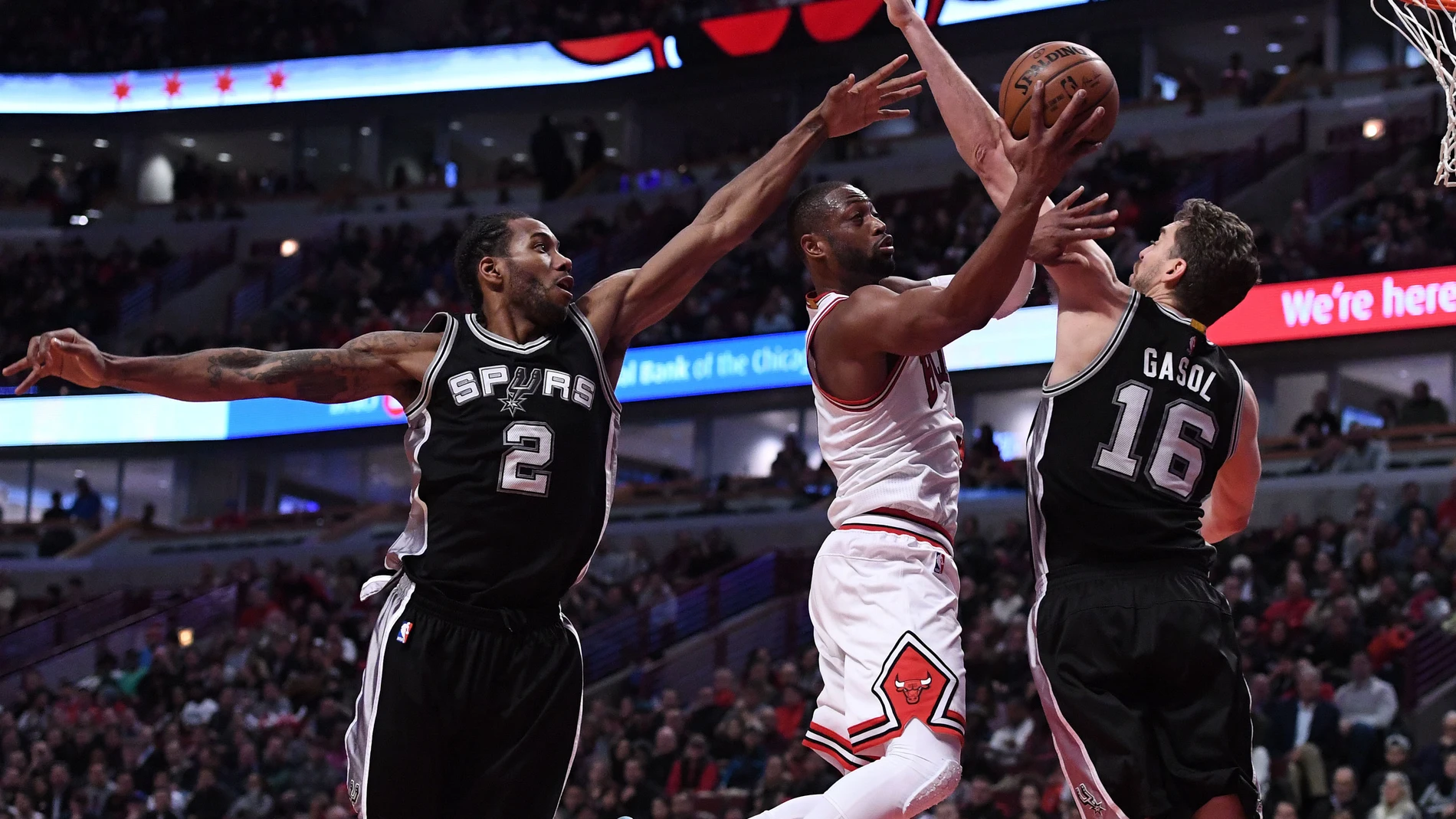 Dwyane Wade entra a canasta ante la defensa de Leonard y Pau Gasol Dwyane Wade entra a canasta ante la defensa de Leonard y Pau Gasol