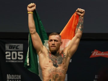 Conor McGregor, con la bandera irlandesa