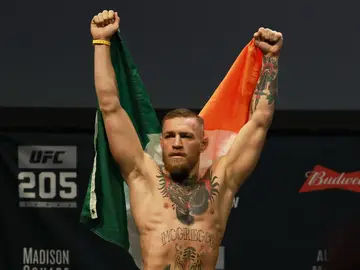 Conor McGregor, con la bandera irlandesa Conor McGregor, con la bandera irlandesa