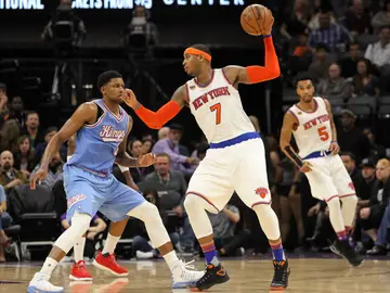 Carmelo Anthony aguanta el balón ante la defensa de Rudy Gay Carmelo Anthony aguanta el balón ante la defensa de Rudy Gay
