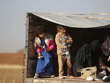 Dos niñas se refugian a la espera de ser evacuadas Dos niñas se refugian a la espera de ser evacuadas