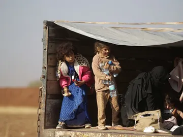 Dos niñas se refugian a la espera de ser evacuadas Dos niñas se refugian a la espera de ser evacuadas