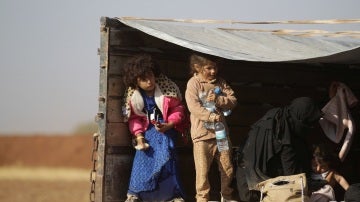 Dos niñas se refugian a la espera de ser evacuadas