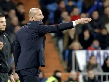 Zidane ordenando en el partido frente al Deportivo Zidane ordenando en el partido frente al Deportivo