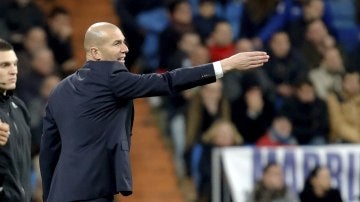 Zidane ordenando en el partido frente al Deportivo